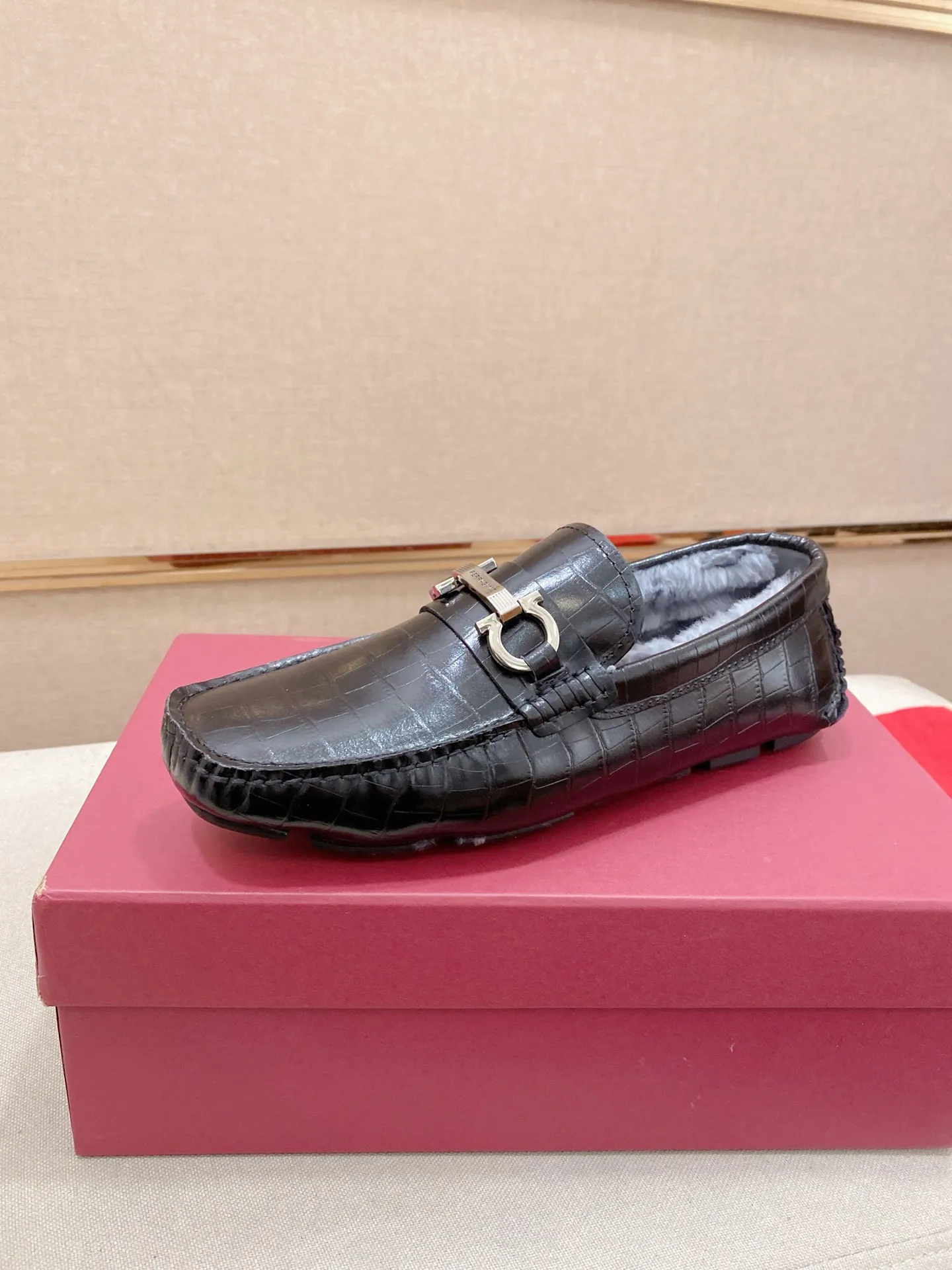 Factory price: 540💰High-end quality! Ferragamo🆕🆕Exclusive hot-selling products in stock🔥🔥New products on the shelves, high-quality Ferragamo men's pea shoes, high-end casual driving shoes, with complete packaging! 💪 💪 Material: imported first-layer cowhide 🐂 + imported high-quality wool lining + wear-resistant outsole 👍🏻👍🏻 Features: high-end and comfortable, purely handmade 🚀 🚀 Create the perfect shoes that suit you best 🔥 🔥 Size: (38-44) 45 standard size can be customized!